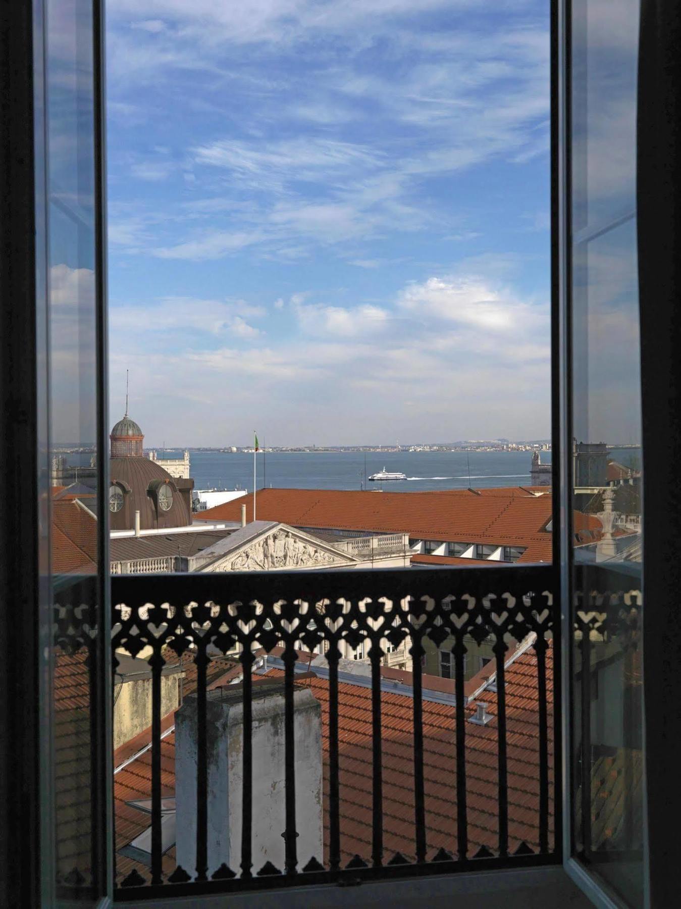 Feels Like Home Chiado Prime Suites Lisbon Exterior photo