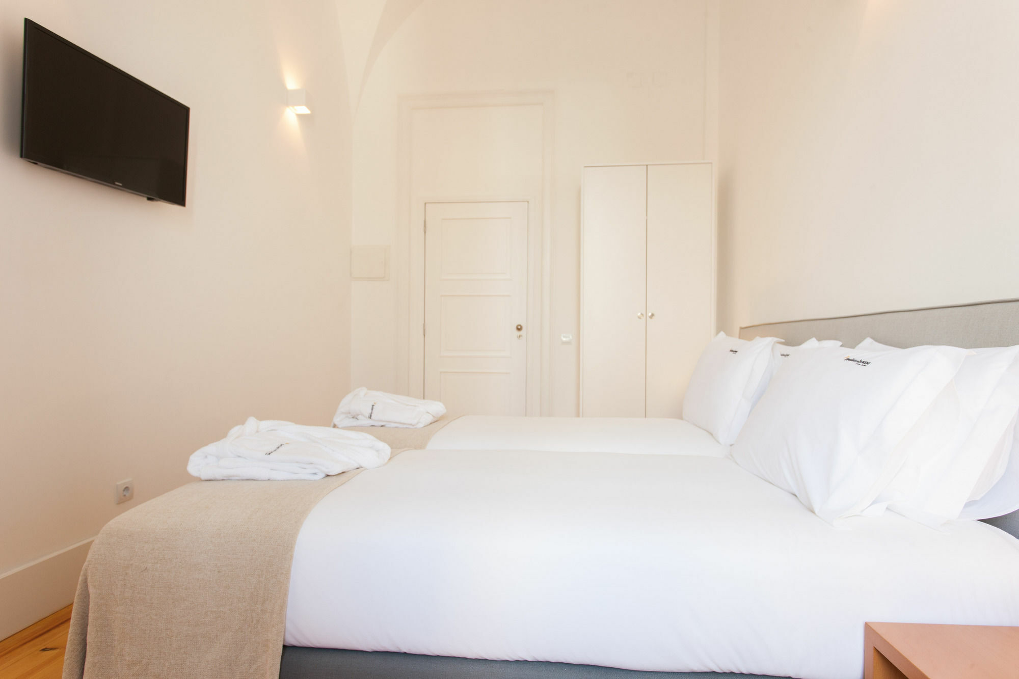 Feels Like Home Chiado Prime Suites Lisbon Exterior photo
